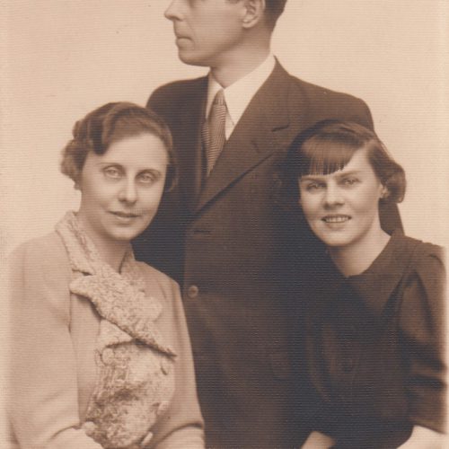 Koch Sándor feleségével és lányával